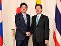 Thủ tướng Nhật Shinzo Abe bắt tay Thủ tướng Nguyễn Tấn Dũng tại Hội nghị Mekong - Nhật ở Tokyo - Ảnh: Reuters