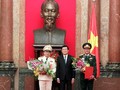Chủ tịch nước Trương Tấn Sang trao quyết định thăng quân hàm từ Trung tướng lên Thượng tướng cho ông Bùi Quang Bền và Phương Minh Hòa