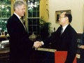Đại sứ Lê Văn Bàng (giữa) gặp Tổng thống Mỹ Bill Clinton năm 1997 về việc mở cơ quan ngoại giao.