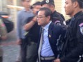 Thượng nghị sĩ Hong Sok Hour bị cảnh sát giải đi. Ảnh: Phnom Penh Post