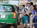 Hành khách đón taxi tại sân bay Tân Sơn Nhất, TP.HCM