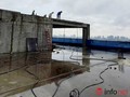 Công nhân tháo dỡ tầng thượng "pháo đài" 8B Lê Trực