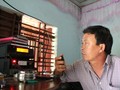 Ông Nguyễn Thanh Nam, người trực icom cộng động xã Bình Châu vẫn đang tiếp tục liên lạc với tàu cá QNg 95861 để theo dõi thông tin tàu đang về đất liền - Ảnh: Trần Mai