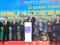 Thủ tướng Nguyễn Tấn Dũng cùng quan khách phát lệnh thông xe toàn tuyến cao tốc Hà Nội - Hải Phòng - Ảnh: T.Phùng