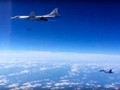 Tiêm kích Su-30SM (phải) hộ tống máy bay ném bom Tu-160 của Nga trong một đợt không kích tại Syria - Ảnh: Bộ Quốc phòng Nga