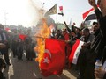 Người biểu tình Iraq đốt cờ Thổ Nhĩ Kỳ, phản đối việc nước này triển khai quân đội đến Iraq mà không xin phép - Ảnh: Reuters