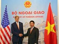 Ngoại trưởng John Kerry (trái) bắt tay Phó Thủ tướng, Bộ trưởng Ngoại giao Phạm Bình Minh nhân chuyến thăm Việt Nam vào tháng 8-2015 - Ảnh: Việt Dũng 