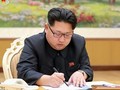 Bức ảnh ông Kim Jong Un ký bức thư gửi quốc dân Triều Tiên