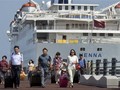 Hành khách xuống cảnh tàu ở Jeju, Hàn Quốc - Ảnh: Reuters