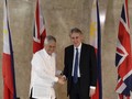 Ngoại trưởng Philippine Albert del Rosario (áo trắng) và đồng nhiệm Anh quốc Philip Hammond tại Manila 