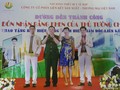 Lê Xuân Giang (mặc quân phục) trắng trợn làm giả cả lễ đón nhận Bằng khen của Thủ tướng nhằm mục đích lừa đảo - Ảnh chụp lại từ hồ sơ của công an