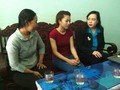 Bộ trưởng Nguyễn Thị Kim Tiến (bìa phải) thăm hỏi đại diện gia đình em Vi - Ảnh: Hà Bình