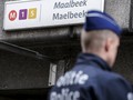 Cảnh sát Bỉ bên ngoài ga điện ngầm Maalbeek - Ảnh: Reuters
