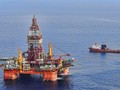 Giàn khoan Hải Dương 981 khi đang hoạt động trái phép, nằm sâu trong vùng đặc quyền kinh tế của Việt Nam năm 2014. Ảnh: Xinhua