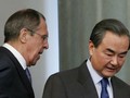 Ngoại trưởng Nga Serguei Lavrov và đồng cấp Trung Quốc Vương Nghị dự cuộc họp báo chung tại Matxcơva ngày 18/4