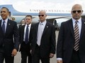 Tổng thống Obama (bìa trái) được các mật vụ bảo vệ trong một lần đáp xuống sân bay Tampa (Mỹ) - Ảnh: AFP