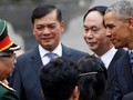 Tổng thống Obama bắt tay Thứ trưởng Bộ Quốc phòng Việt Nam Nguyễn Chí Vịnh tại lễ đón sáng 23/5