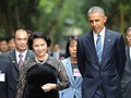 Chủ tịch Quốc hội Nguyễn Thị Kim Ngân và Tổng thống Obama đi thăm Nhà sàn Bác Hồ