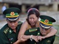 Vợ của nạn nhân Phạm Tấn Cường khóc ngất trong khi được lực lượng biên phòng Đà Nẵng dìu đi - Ảnh: LÊ HẢI SƠN