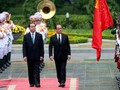 Chủ tịch nước Trần Đại Quang và Tổng thống Pháp Francois Hollande duyệt đội danh dự