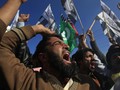 Những người biểu tình tại Pakistan phản đối Charlie Hebdo ngày 16-1 - Ảnh: Reuters