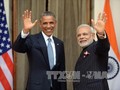Thủ tướng Ấn Độ Narendra Modi (phải) và Tổng thống Barack Obama (trái) trước cuộc gặp ở New Delhi. Ảnh: AFP/TTXVN