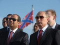 Tổng thống Putin đón người đồng cấp Ai Cập Abdel Fattah el-Sisi đi thăm Hạm đội Biển Đen của Nga ở Sochi tháng 8/2014. (Ảnh: AFP)