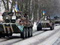 Xe thiết giáp chở quân Ukraine tiến về thị trấn Volnovakha, Đông Ukraine. Ảnh: Reuters
