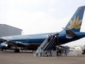 Hành khách lên máy bay của Vietnam Airline tại sân bay quốc tế Tân Sơn Nhất. Ảnh: Hoàng Hải - TTXVN