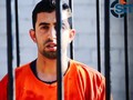 Hình ảnh cuối cùng của con tin người Jordan, Muath al-Kasasbeh, trước khi bị thiêu sống trong lồng sắt. Ảnh: SITE