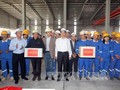 Thủ tướng Nguyễn Tấn Dũng thăm hỏi và tặng quà cho cán bộ, công nhân của Nhà máy Alumin, Công ty Nhôm Lâm Đồng. Ảnh: Đức Tám – TTXVN.
