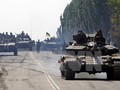 Xe tăng quân đội Ukraine tiến vào thành phố Kramatorsk, miền Đông Ukraine. (Nguồn: AFP/TTXVN)