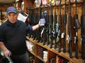 Giới thiệu súng cho khách hàng tại cửa hàng bán đồ thể thao ở bang Illinois. 