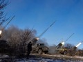 Lực lượng ly khai do Nga hậu thuẫn bắn tên lửa vào thành phố Debaltseve, miền đông Ukraine vào ngày 18/2/2015.