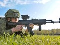 Binh sĩ Nga sử dụng súng trường AK-12. 