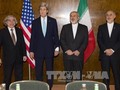 Ngoại trưởng Mỹ John Kerry (thứ 2, trái) và Ngoại trưởng Iran Mohammad Javad Zarif (thứ 2, phải) tại các cuộc đàm phán về chương trình hạt nhân Iran ở Thụy Sĩ. Ảnh: AFP-TTXVN