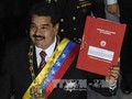 Tổng thống Maduro đệ trình văn bản về luật sắc lệnh đặc biệt tại Quốc hội ngày 10/3. Ảnh: AFP/TTXVN
