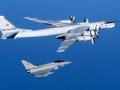 Máy bay chiến đấu F3 Tornado của Không quân Hoàng gia Anh áp sát một chiếc Tu-95 của Nga trên vùng trời Bắc Đại Tây Dương tháng 9/2007.