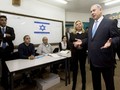 Thủ tướng Israel Benjamin Netanyahu cùng phu nhân tại một điểm bỏ phiếu ở Jerusalem ngày 17/3. Ảnh: Reuters