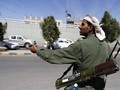 Một tay súng Houthi đứng gác trên đường dẫn vào Dinh Tổng thống ở thủ đô Sanaa, Yemen, ngày 20/1. (Nguồn: Reuters)