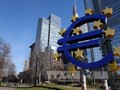 Logo của đồng euro bên ngoài trụ sở cũ của Ngân hàng Trung ương châu Âu (ECB) tại Frankfurt, Đức. Ảnh: THX/TTXVN