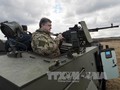 Tổng thống Ukraine Petro Poroshenko tại một căn cứ quân sự ở ngoại ô thủ đô Kiev ngày 4/4. Ảnh: AFP/TTXVN