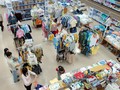 Người tiêu dùng mua sắm hàng thời trang tại siêu thị vinatexmart Tân Thuận (Q.4) - Ảnh: Thanh Đạm