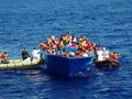 Lực lượng cứu hộ Ý giúp người bị nạn trên Địa Trung Hải - Ảnh: minh họa:  AFP