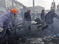Một người bị thương trong cuộc đụng độ tháng 2/2014 tại Quảng trường Maidan. Ảnh: Reuters