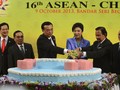 Các nhà lãnh đạo ASEAN và Thủ tướng Trung Quốc Lý Khắc Cường trong cuộc gặp chiều 9-10- 2013 tại Brunei - Ảnh: Reuters