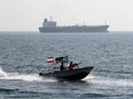 Một tàu chở hàng đã cầu cứu khi bị hải quân Iran nổ súng cảnh cáo và chặn lại khi đang ở hải phận quốc tế.