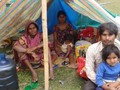 Một gia đình phải sống trong cảnh "màn trời chiếu đất" tại Kathmandu sau động đất. Ảnh: Guardian 