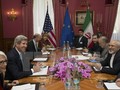 Ngoại trưởng Mỹ John Kerry (thứ hai, trái) và Ngoại trưởng Iran Javad Zarif (phải) tiếp tục vòng đàm phán quan trọng về chương trình hạt nhân của Tehran tại Thụy Sĩ. (Nguồn:AFP/TTXVN)