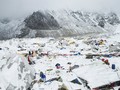 Trại xuất phát ở Everest bị chôn vùi sau trận lở tuyết. Ảnh: Reuters